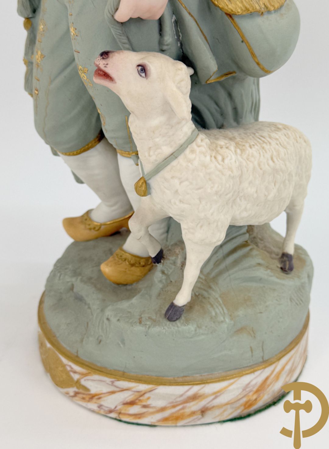 Paar grote Franse gekleurde biscuits van meisje en 
 jongen met schaap en geit