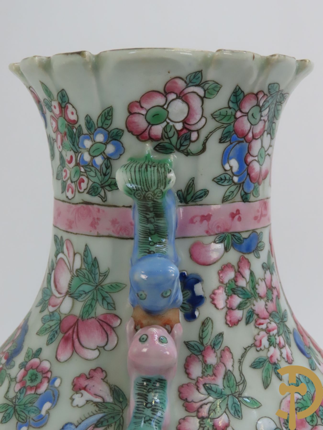 Paar Chinese porseleinen Kanton vazen met waaierende kol, centraal met geanimeerd decor omgeven door vruchtendecor, 19e