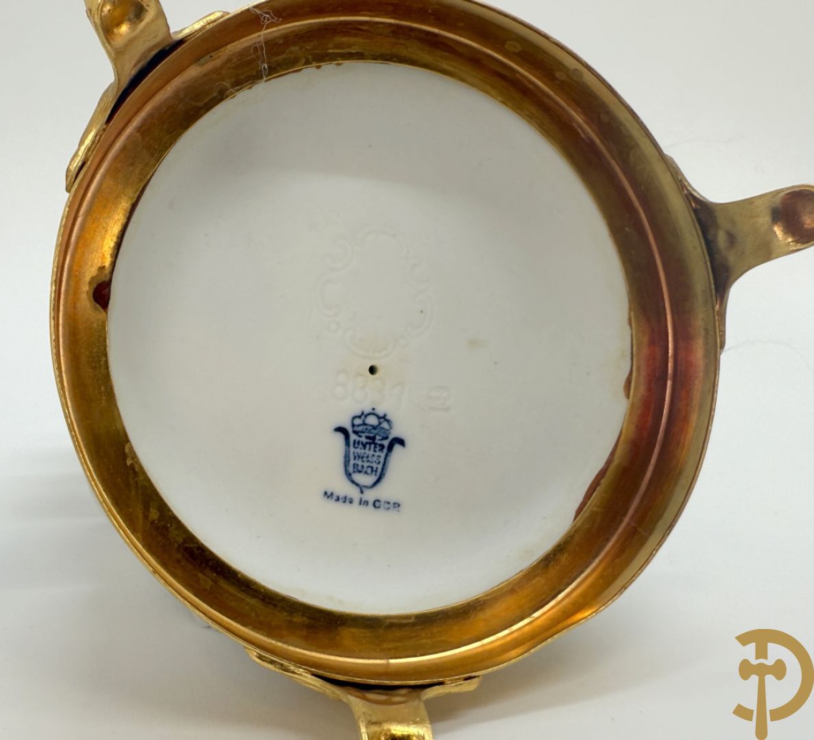 Zeven witte biscuits met voorstelligen van spelende kinderen en engelen op vergulde koperen sokkel, gemerkt Unterweisbach