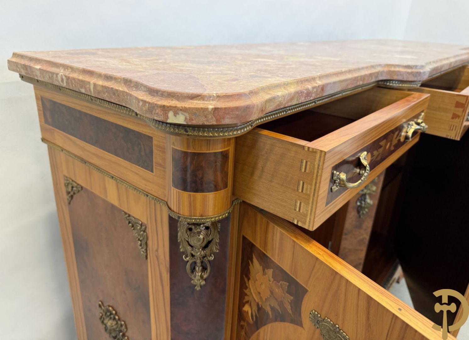 Notelaren driedeursdressoir met bloemenmarquetterie, bronsbeslag en marmeren blad