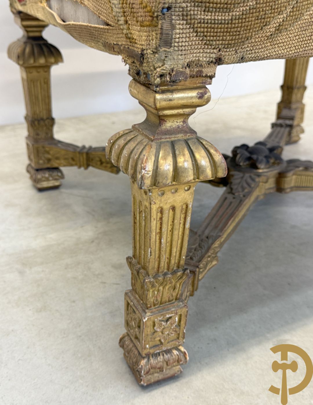 Vier vergulde Louis XIV kasteelarmzetels met geanimeerde scènes in petit points, 19e