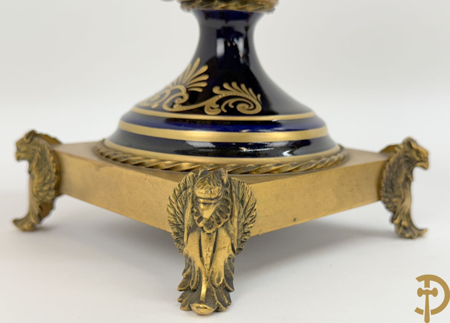 Paar porseleinen Sèvres cassolettes met handbeschilderd romantisch decor op blauwe fond, zijdelings met bronzen zwanen, Chateaux de Sceaux  gemerkt onderaan, Missant J. getekend