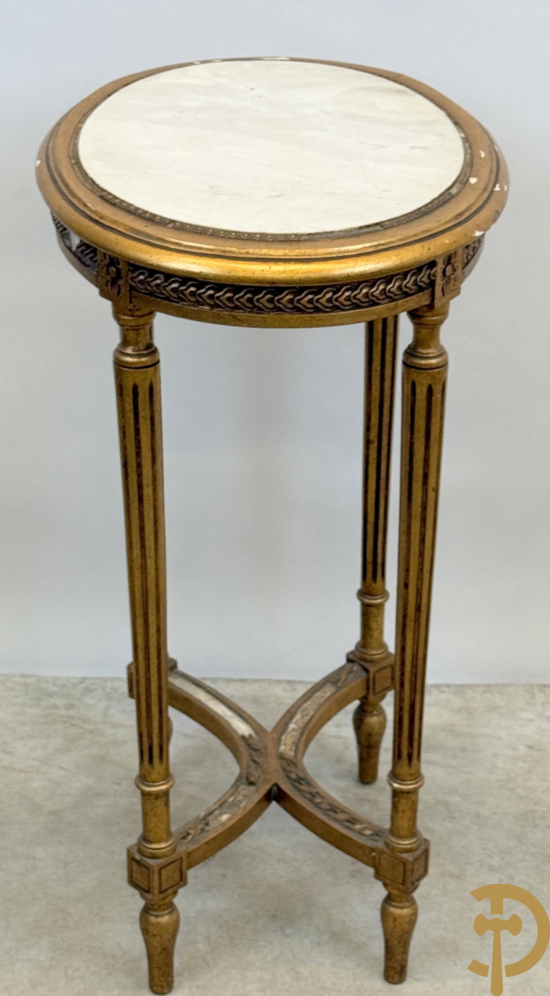 Vergulde bijzettafel Louis XVI stijl met wit marmeren blad op gecanneleerde poten