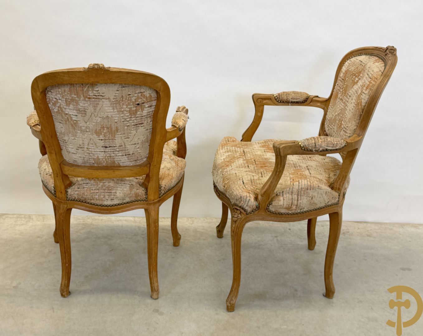 Paar Louis XV armzetels en 4 Louis XV stoelen