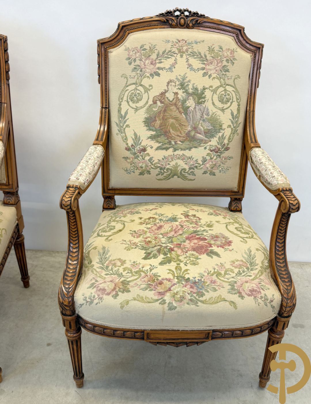 Vijfdelig notelaren Louis XVI salonensemble bestaande uit canapé, 2 armzetels en 2 stoelen