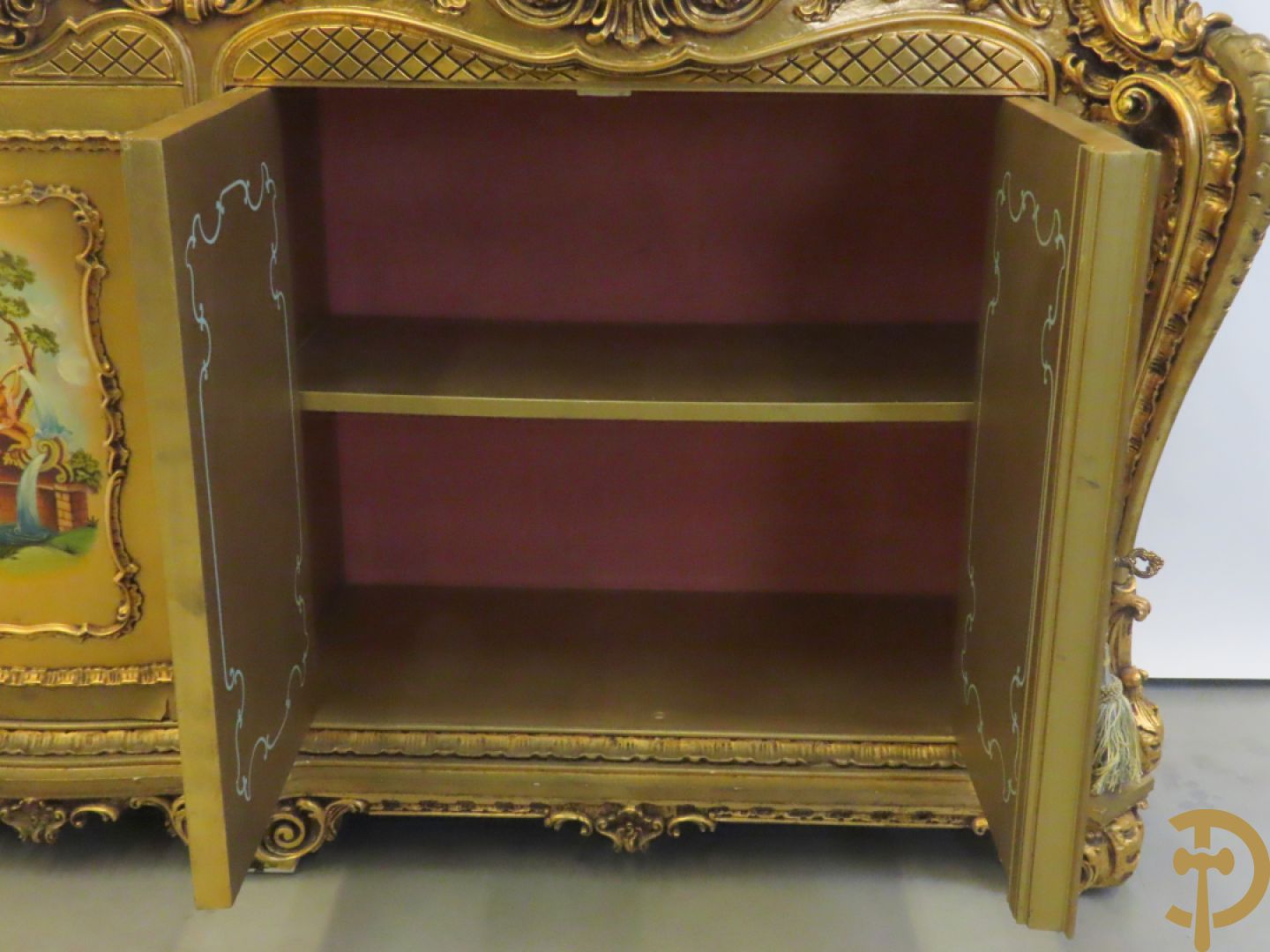 Uitzonderlijke vergulde Louis XV eetkamer bestaande uit vijfdeursdressoir met voluutvormige accanthusranken en rocailles, beschilderd met bloemenmotieven en centraal tafererel met hoornen des overvloeds + bijhorende spiegel vergulde tafel op voluutvormige poten met zes bijhorende stoelen + vitrine met accanthusranken en centrale deur, op voluutvormige poten