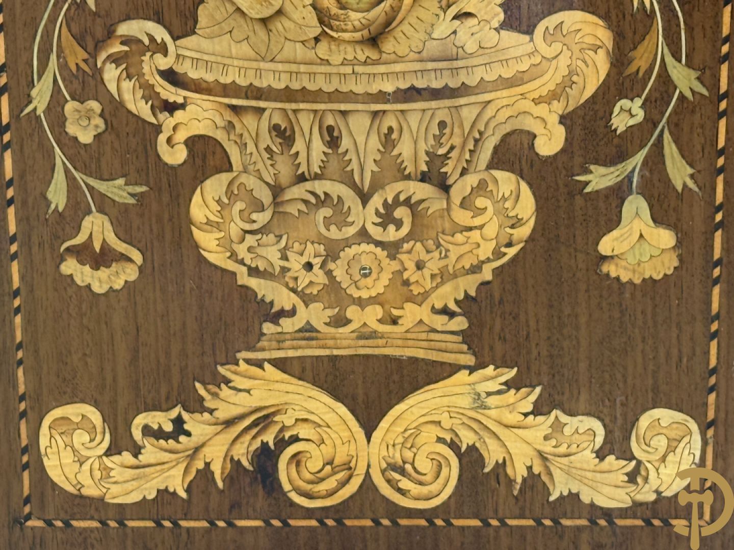 Hollandse vitrine met gemarketteerd bloementafereel, bovenaan met 2 beglaasde deuren en rocaille als kuif - onderaan met 2 gesloten deuren bezet met amforen, vogels en bloemenmarketterie