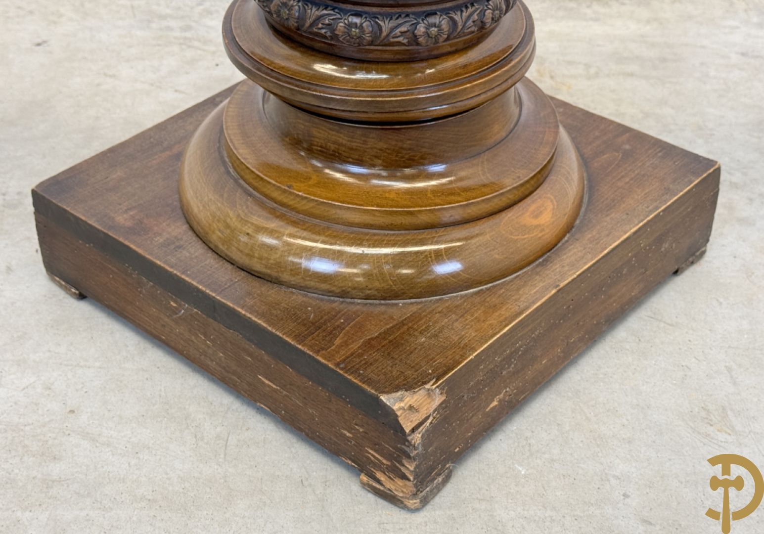 Gecanneleerde zuil met onderdelen in terra cotta bezet met basrelief van personages