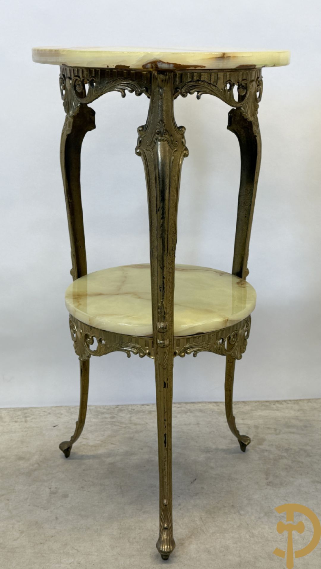 Paar koperen sokkels met Louis XV motieven en 2 étages op drie voluutvormige poten - met onix marmeren blad