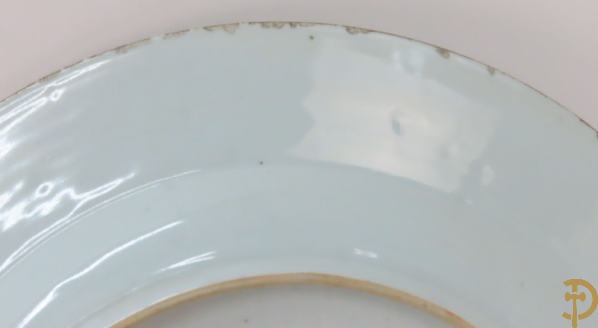 Porseleinen Imari bord met dierenmotieven in florale omgeving