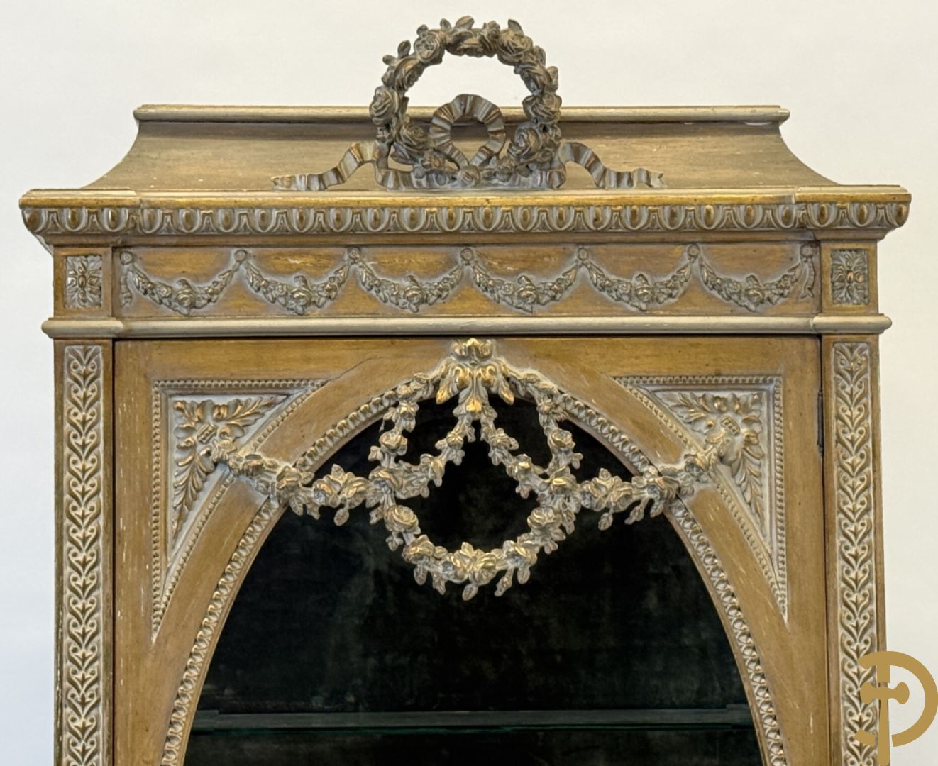 Vergulde ééndeursvitrine met geslepen ruiten, guirlandes en rocailles, bovenaan bekroond met bloemenkrans, Louis XVI stijl