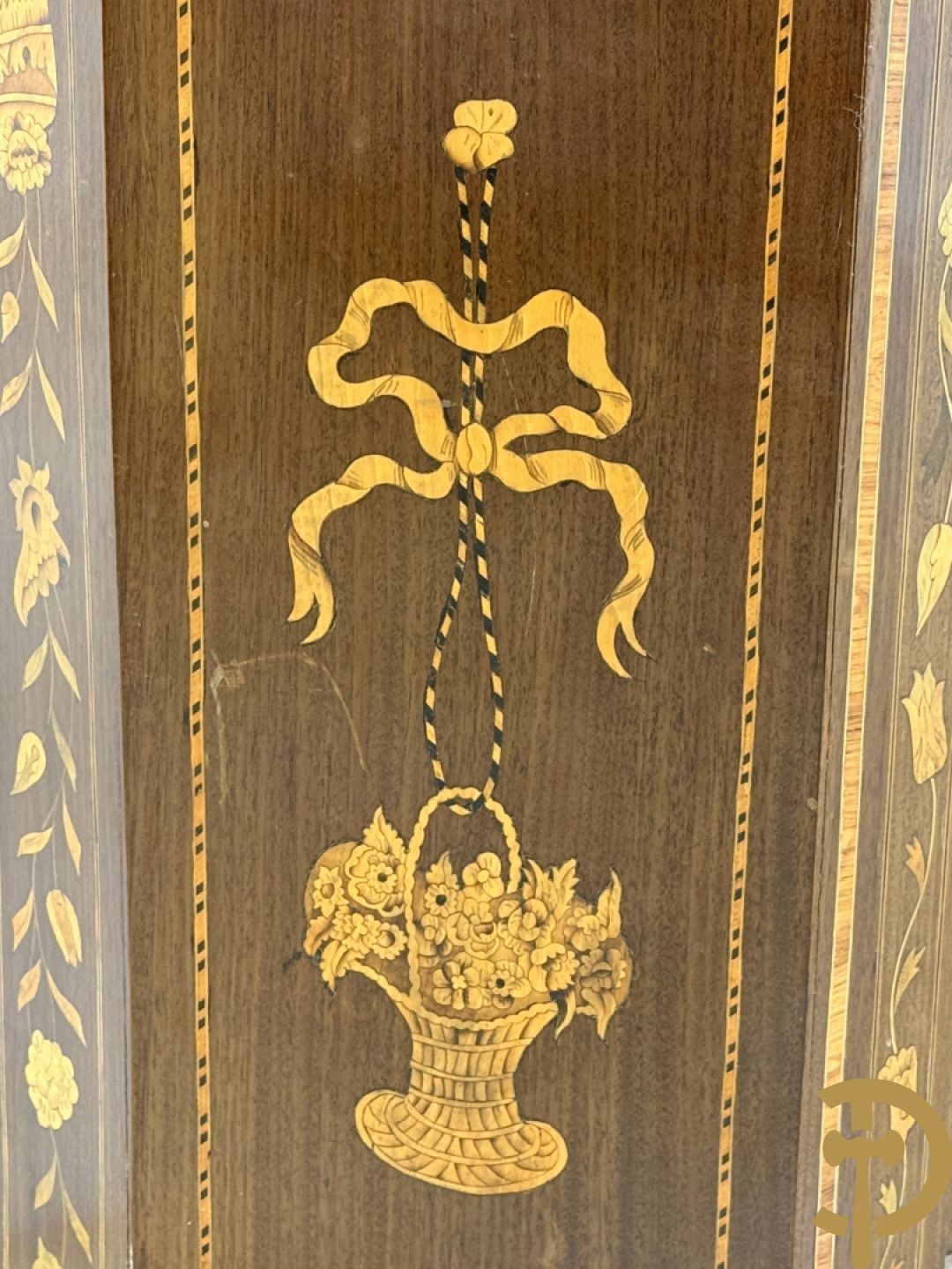 Hollandse vitrine met gemarketteerd bloementafereel, bovenaan met 2 beglaasde deuren en rocaille als kuif - onderaan met 2 gesloten deuren bezet met amforen, vogels en bloemenmarketterie