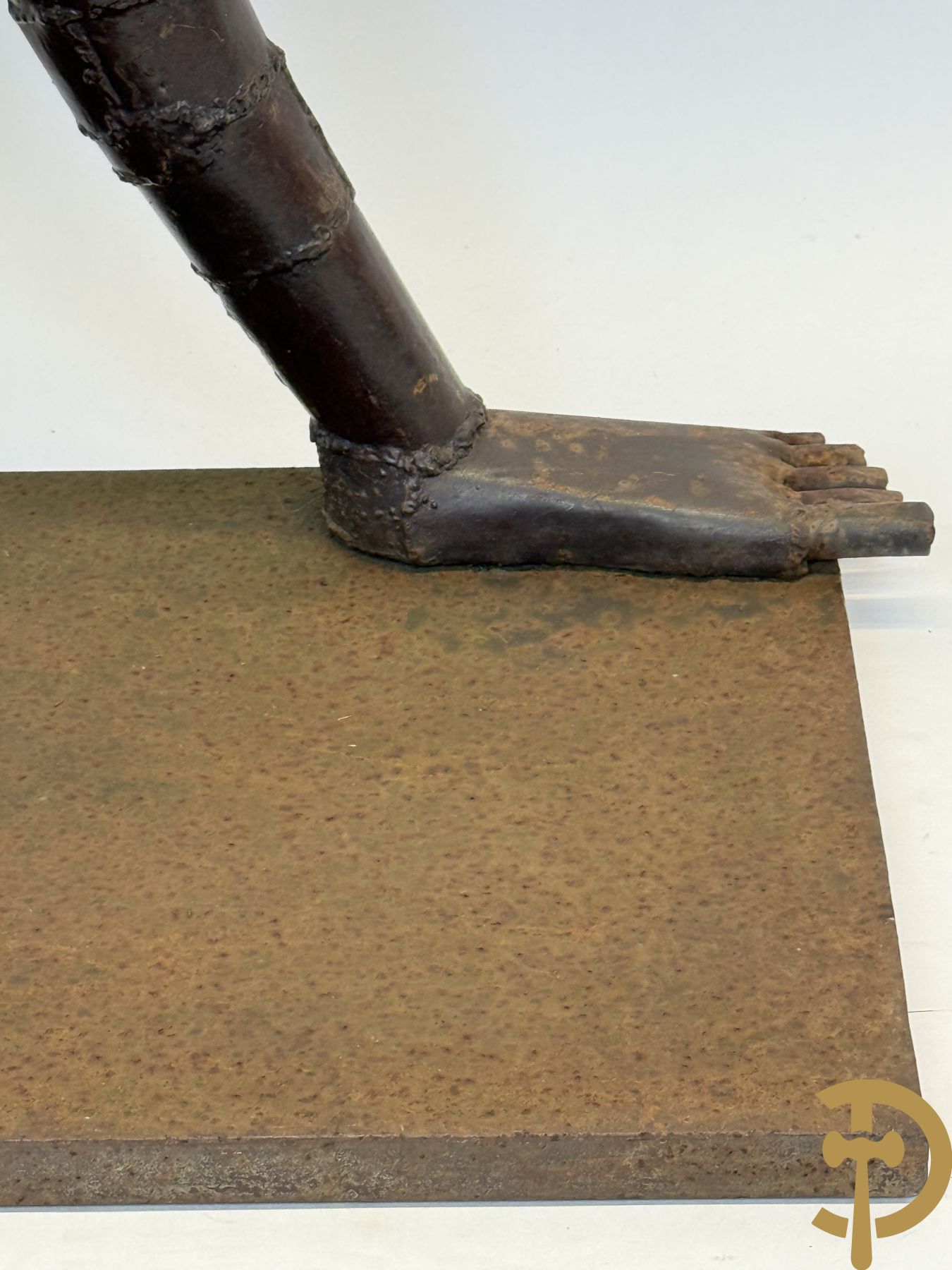 Moderne gepatineerde ijzersculptuur met verstrengelde benen