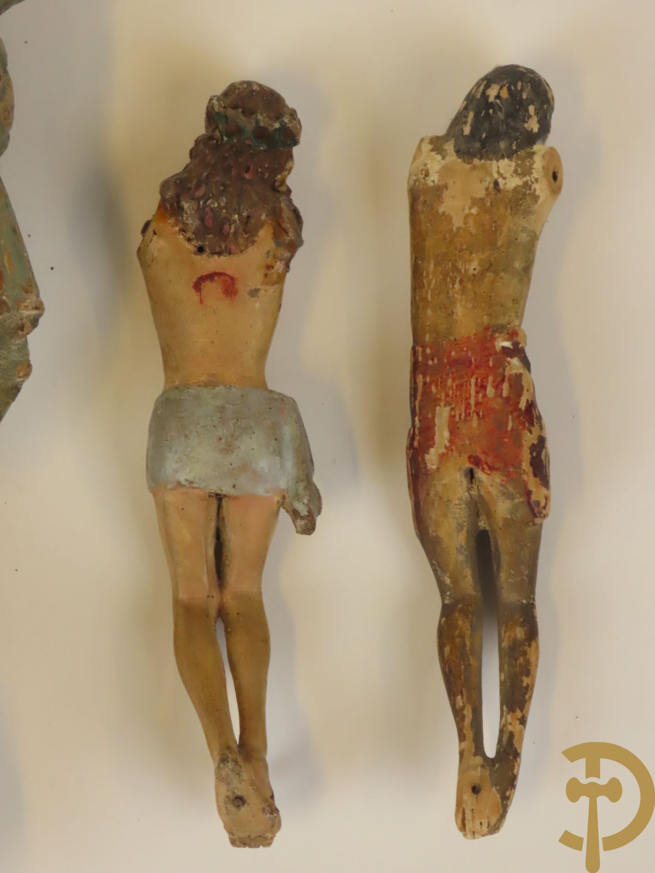 Vier houtgesculpteerde corpussen