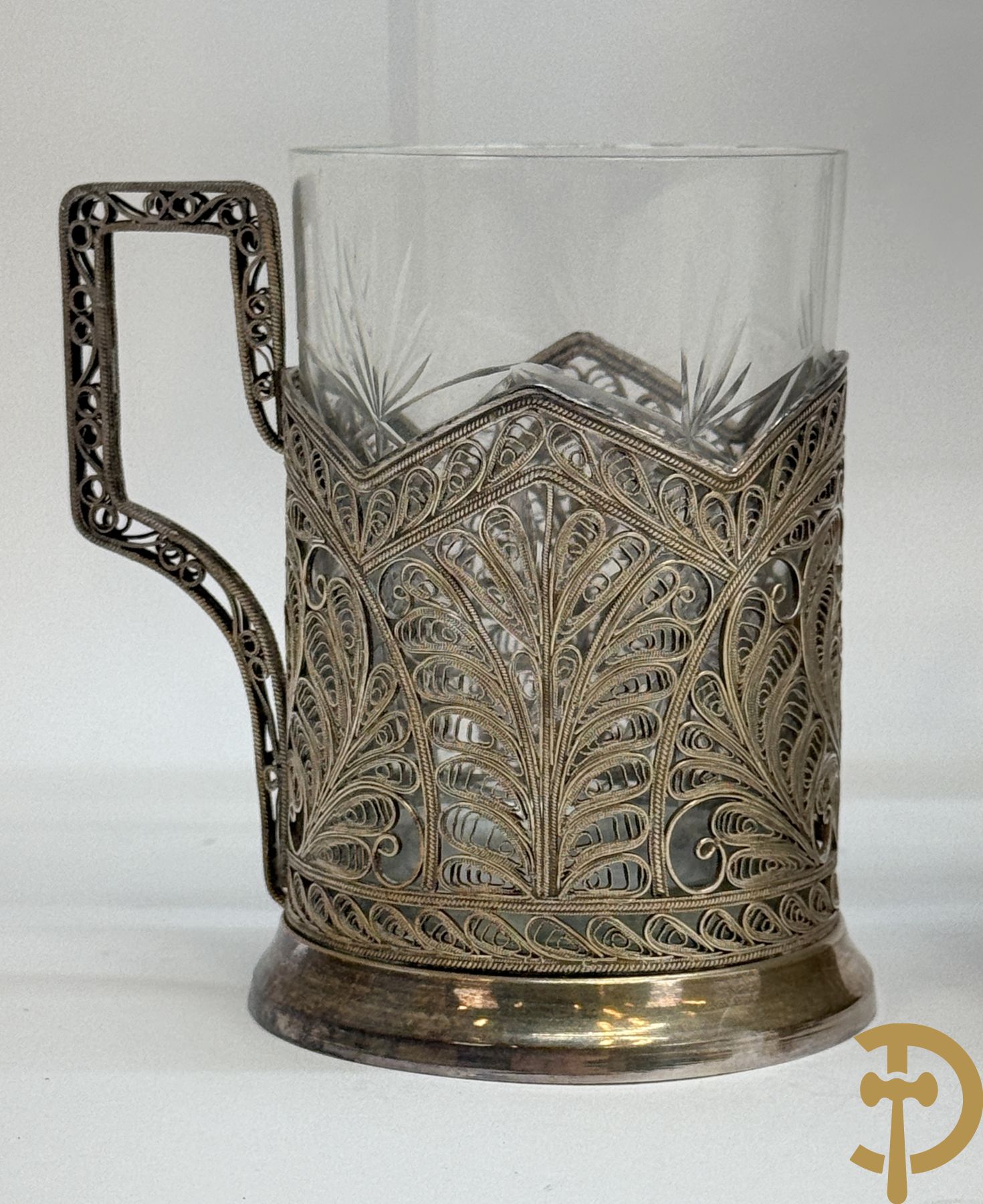 Zes verzilverde Russische theeglashouders in filigraanwerk