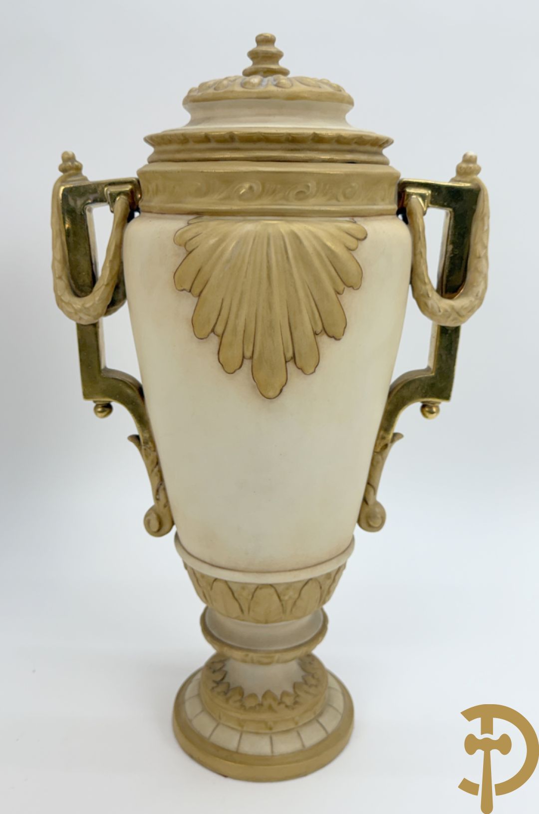 Paar Royal Dux vazen met guirlandes, Louis XVI stijl , nummer 5447