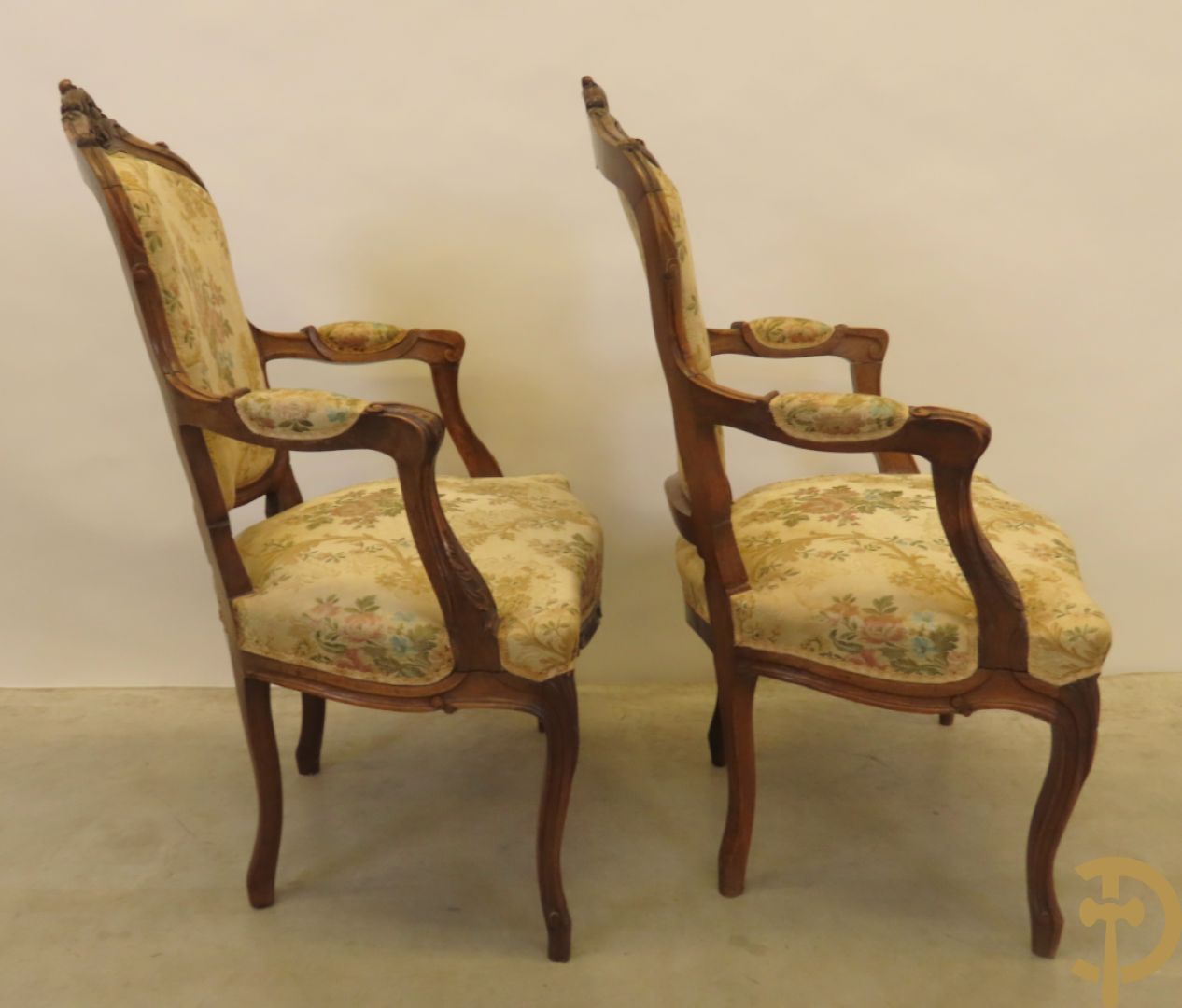 Vijfdelig Louis XV salonensemble in beuk bestaande uit tweezit, 2 armzetels en 2 stoelen