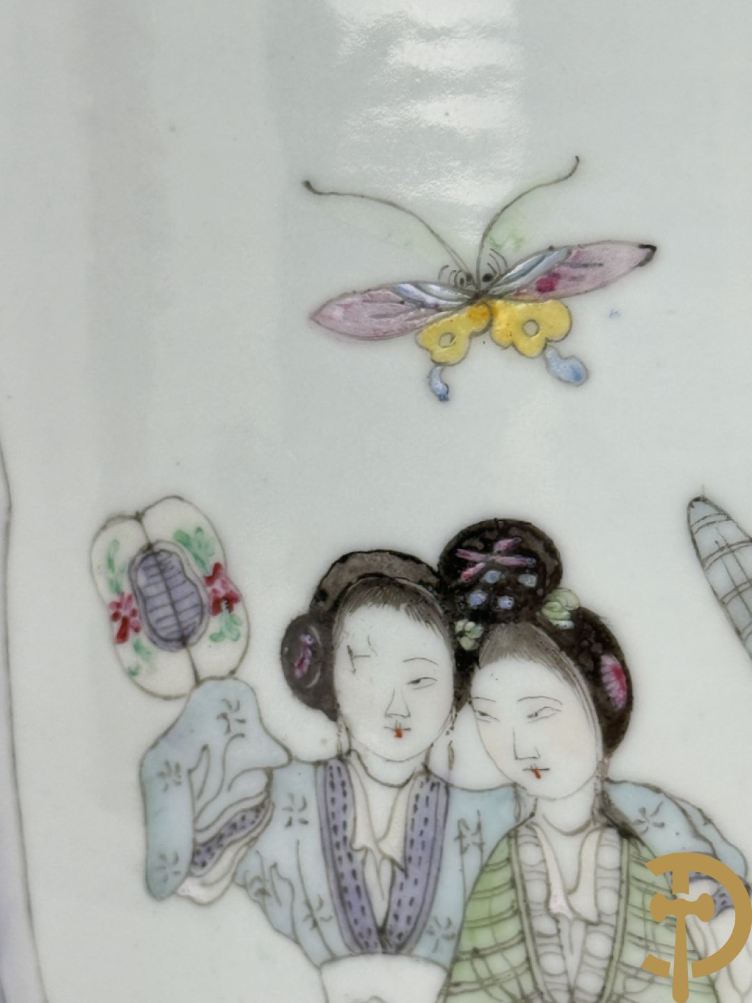 Paar Chinese porseleinen vazen met decor van dames in landschap