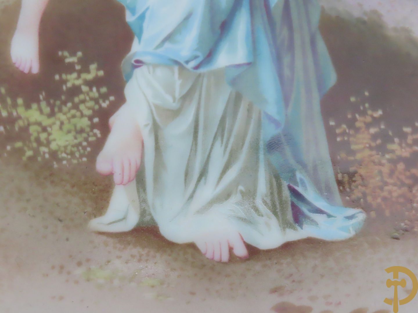 Porseleinen coupe met beschilderd decor van zittende dame met cupido in tuin, Richard getekend, gevat in bronzen houder