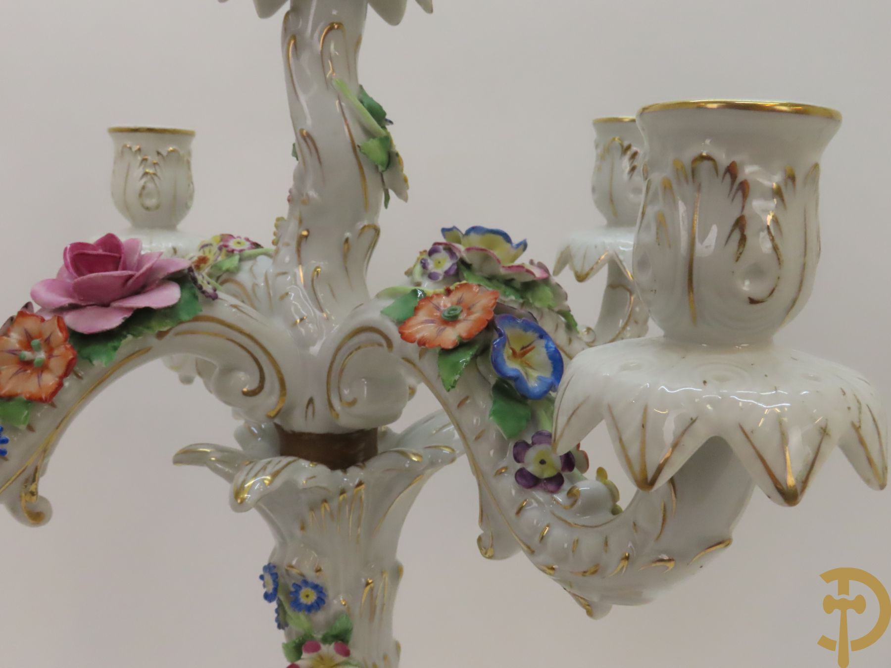 Twee porseleinen vijfarmige kandelaars met cupido