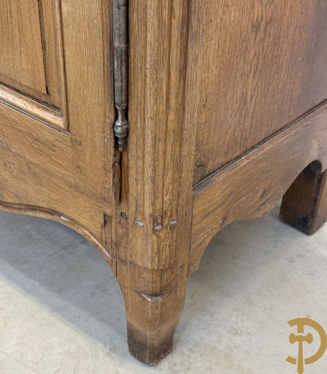 Massief eiken tweedeurskast met afgestoken panelen en gecanneleerde afgeronde hoeken