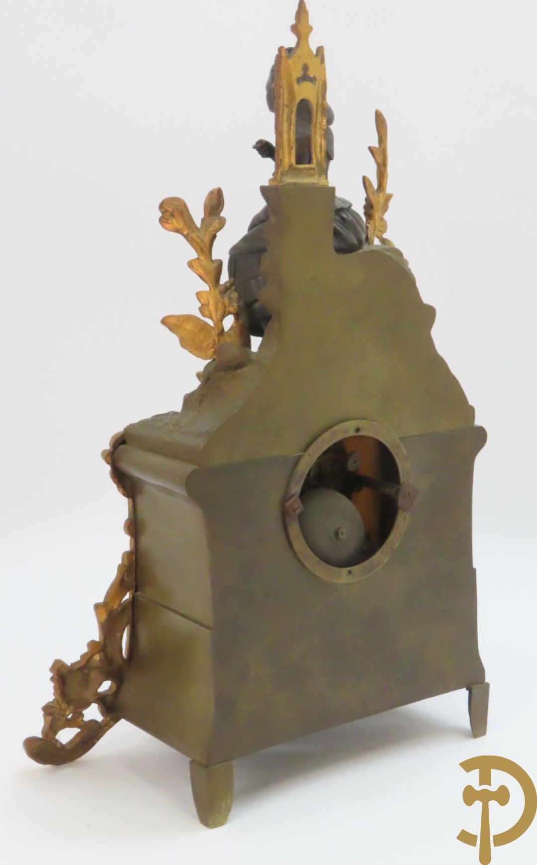 Bronzen pendule bezet met elegante dame en onderaan met basrelief en rocailles