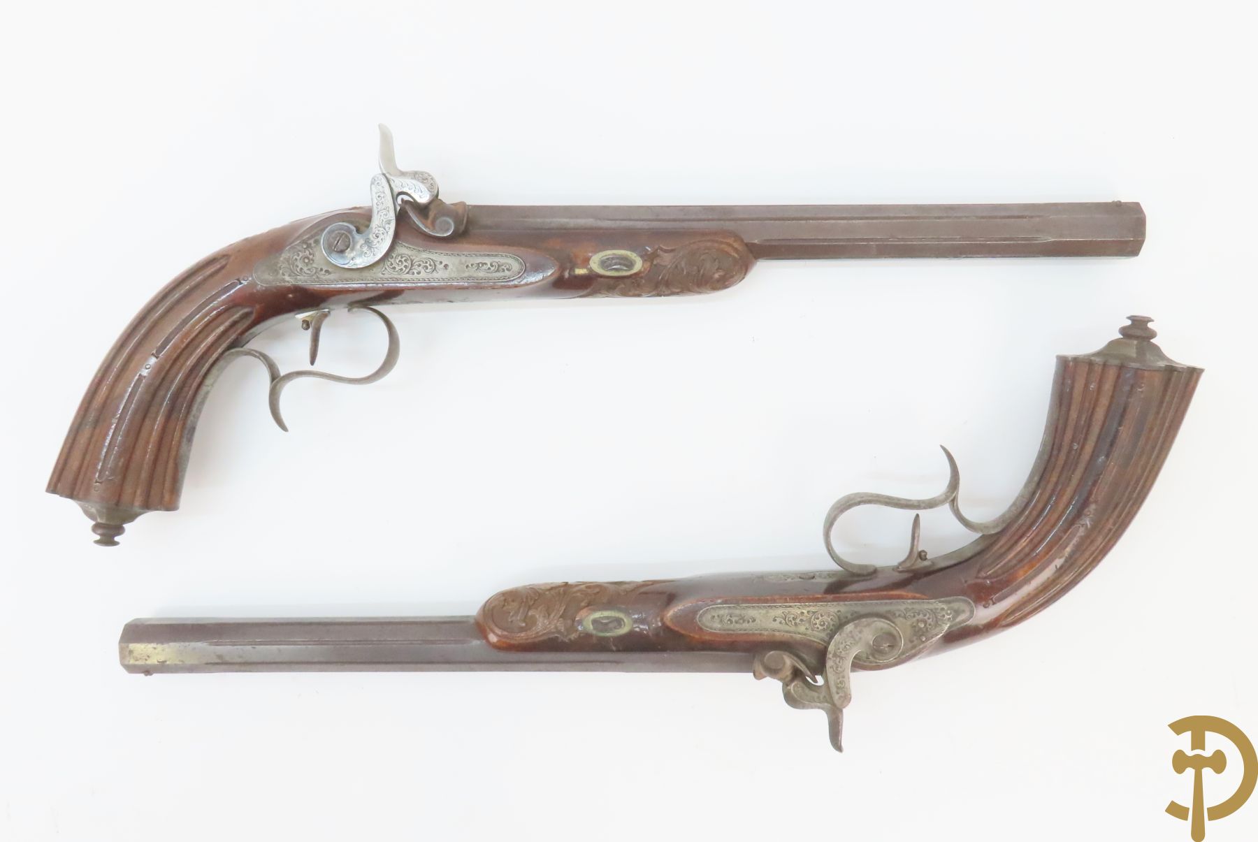 Antieke duelleerkoffer met paar percussie duelleerpistolen met notelaren handvat - (Antiek sierwapen daterend voor 1893 - kopers gebonden aan de Belgische wetgeving)