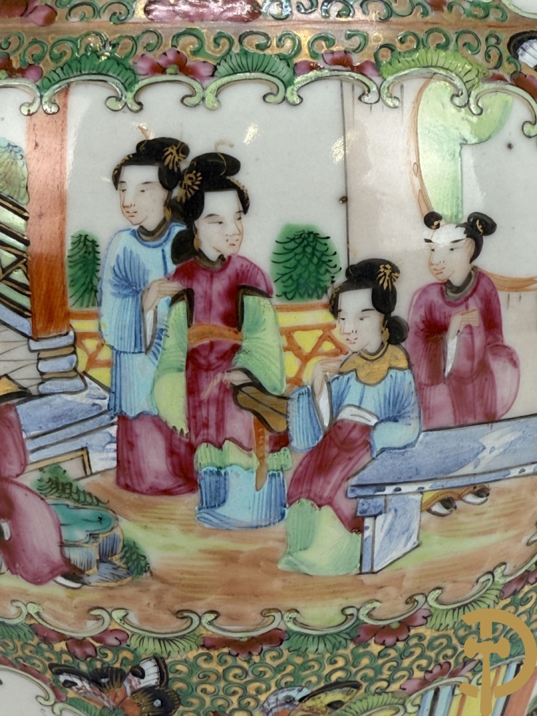 Chinese porseleinen Kantonvaas met geanimeerde taferelen, bloemen, vogel en vlinderdecor