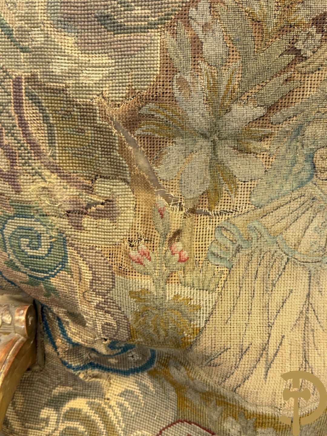 Vier vergulde Louis XIV kasteelarmzetels met geanimeerde scènes in petit points, 19e