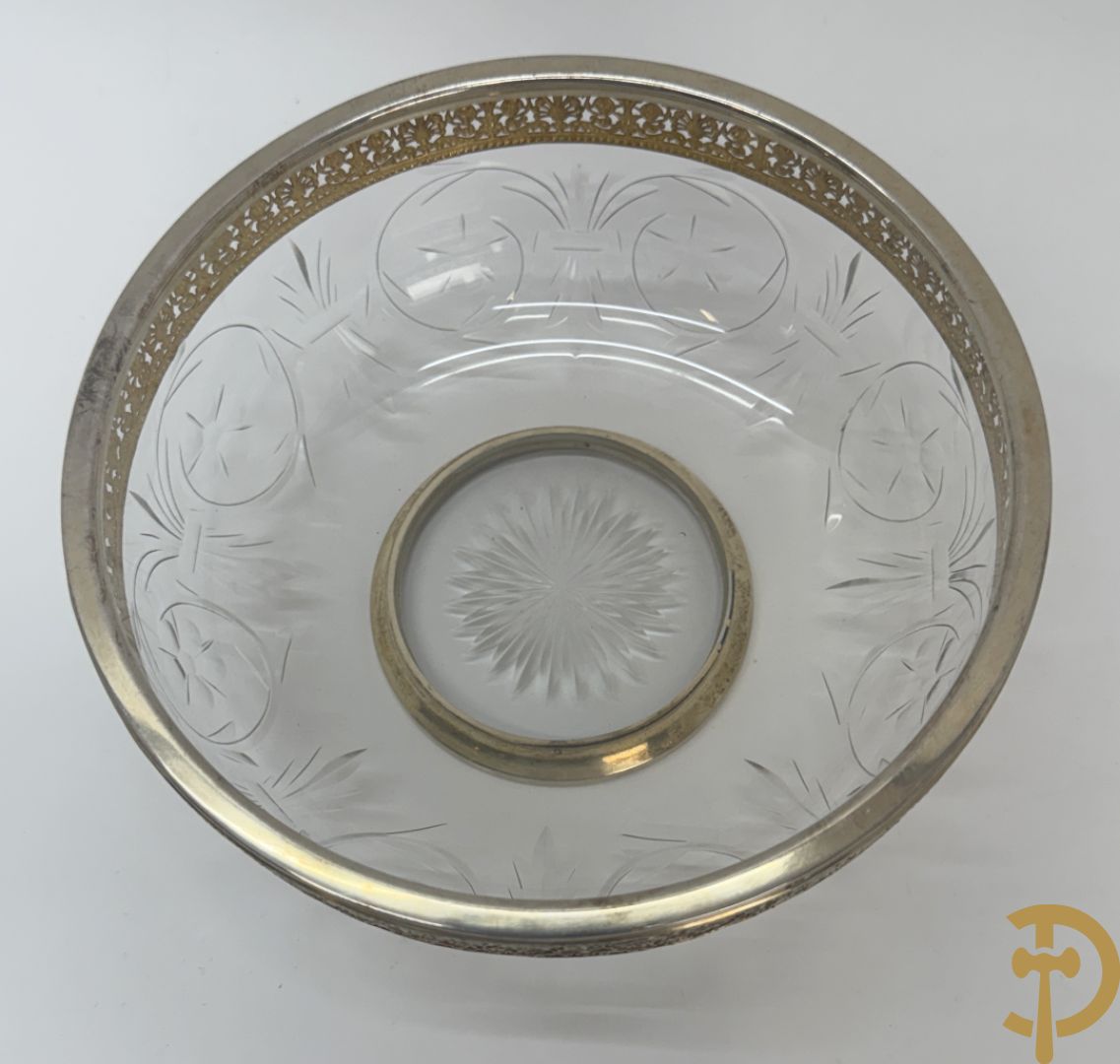 Kristallen flacon met verzilverd omhulsel en geanimeerd tafereel + kristallen coupe met verzilverde rand + kristallen coupe met vergulde louis XVI strikken en guirlandes