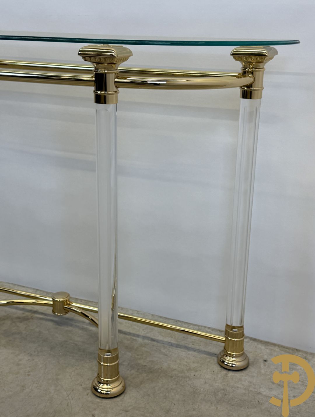 Moderne console met koperen frame op 4 helder plexi poten