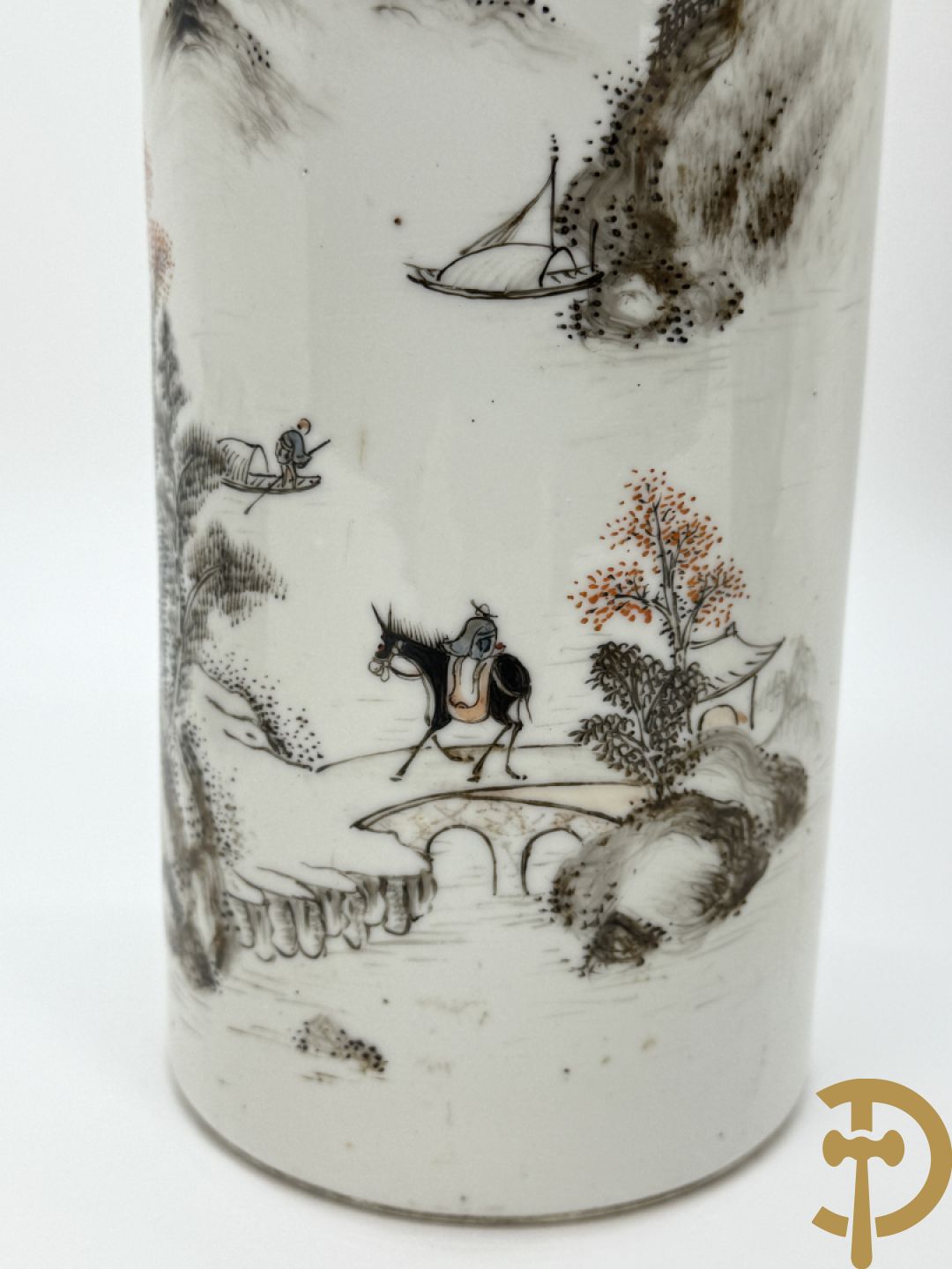 Chinees porseleinen vaasje met wijsgerendecor + Chinese porseleinen rolvaas met decor van ezel in berglandschap