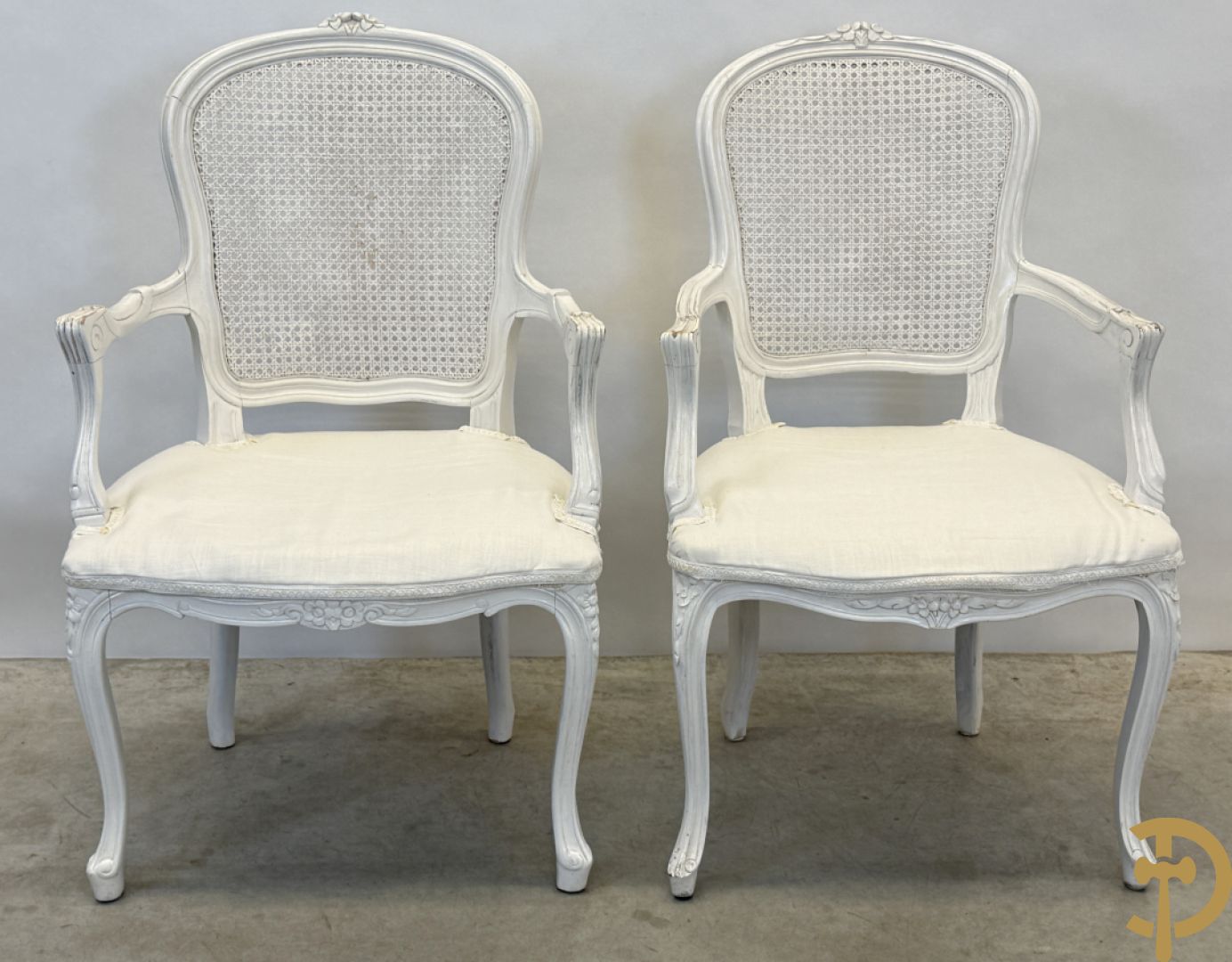 Paar gemonochromeerde Louis XV armzetels met gecanneerde rug + 2 gestoffeerde Louis XV armzetels