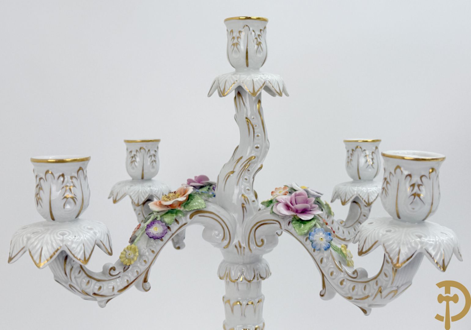 Porseleinen vijfarmige kandelaar met 2 cupido