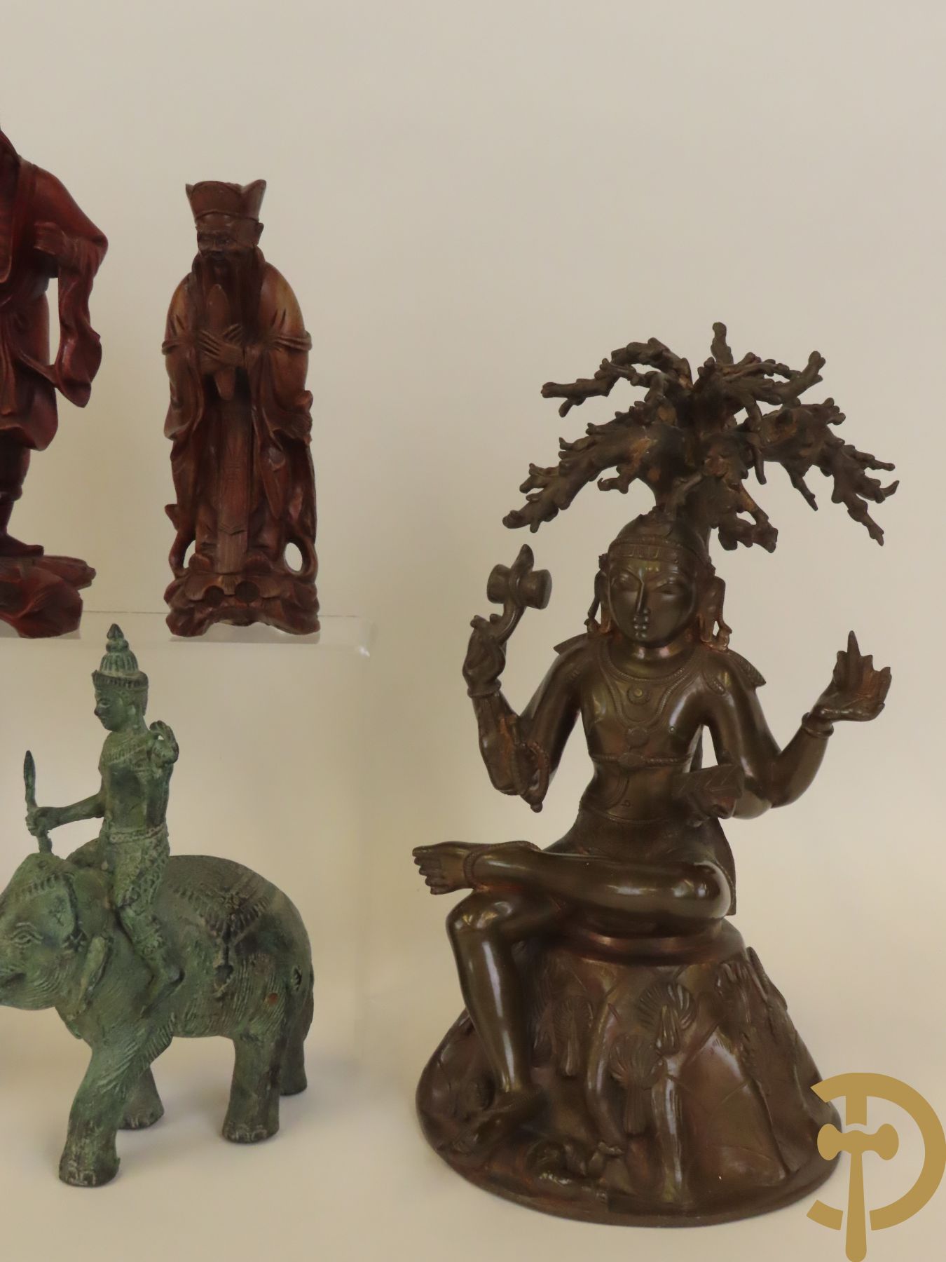 Aziatica bestaande uit bronzen zittende boedisatsvat onder boom, 2 bronzen olifanten met Indische figuren, bronzen zittende boedha, 4 Aziatische houtsculpturen van wijsgeren, Japanse dame in Satsumat en gipsen geknielde geisha