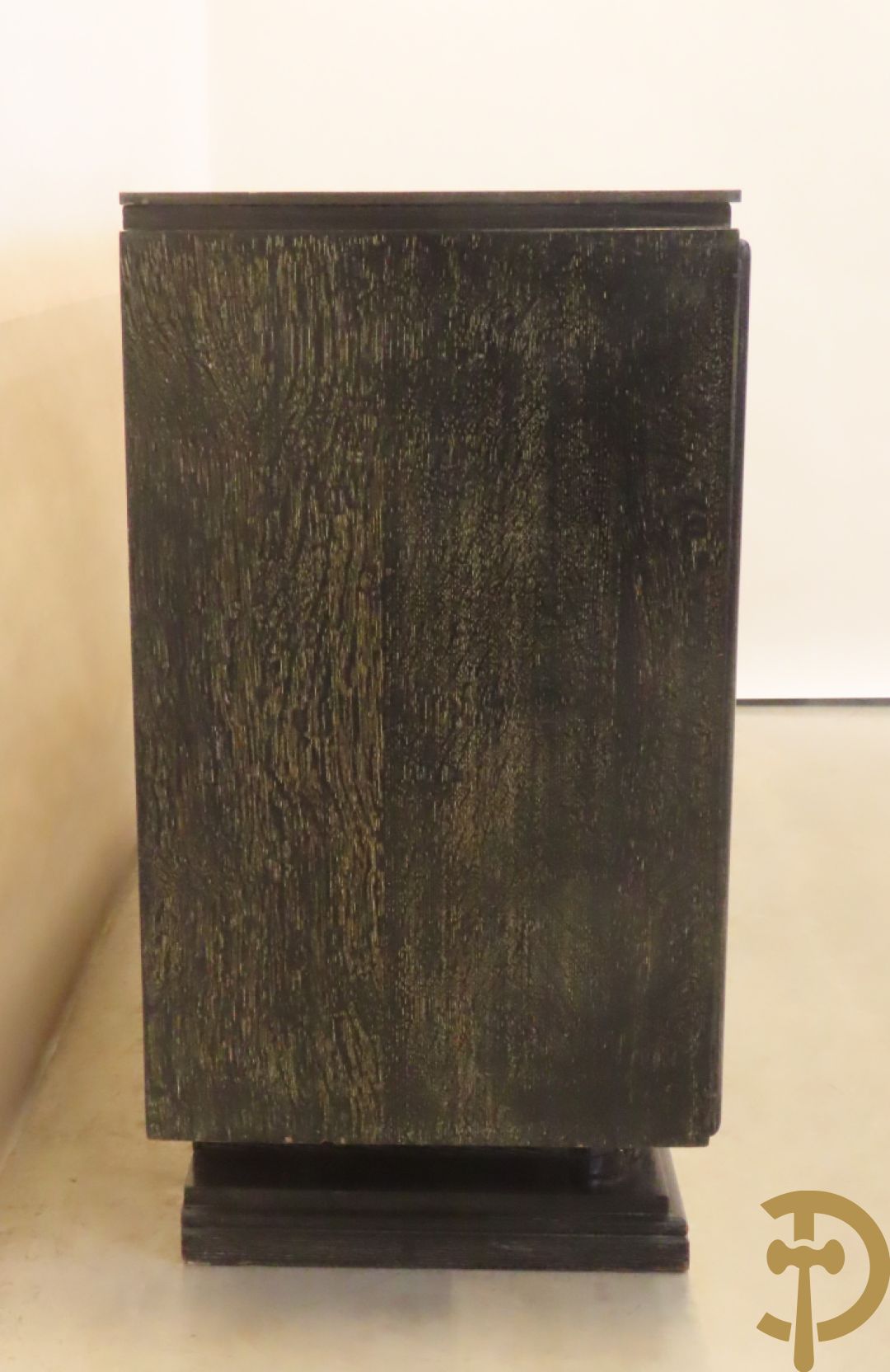 Art deco dressoir met 2 deuren en koperen baguette op sokkel