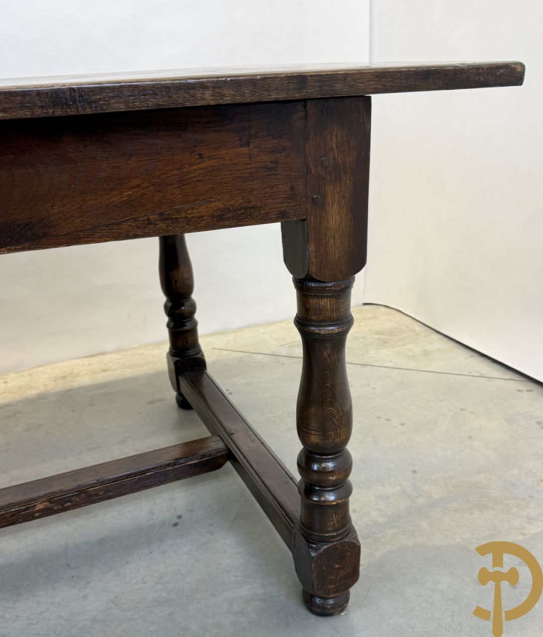 Massief eiken tafel op ballusterpoten