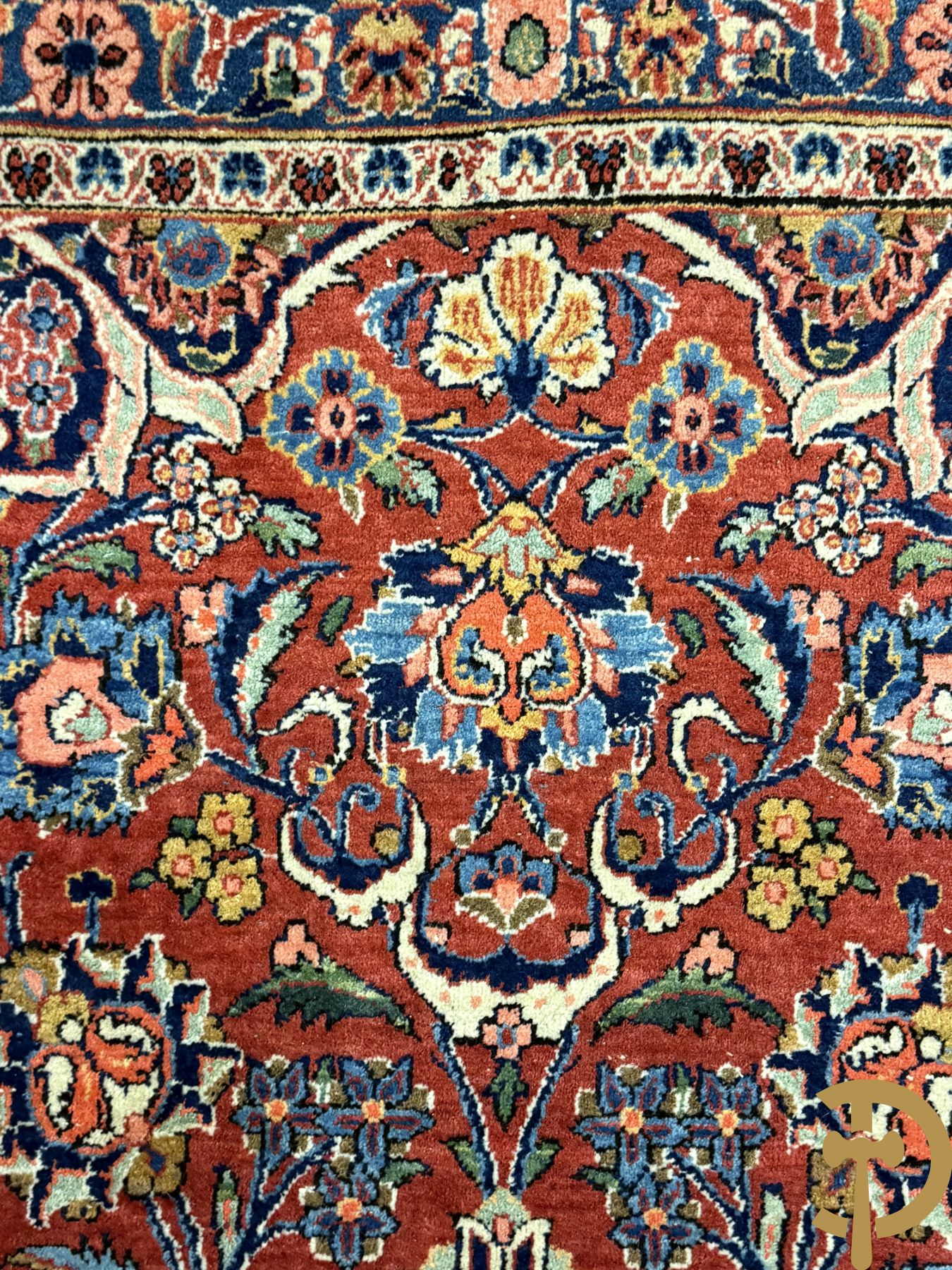 Oosters handgeknoopt tapijt met bloemenmotieven op rode fond