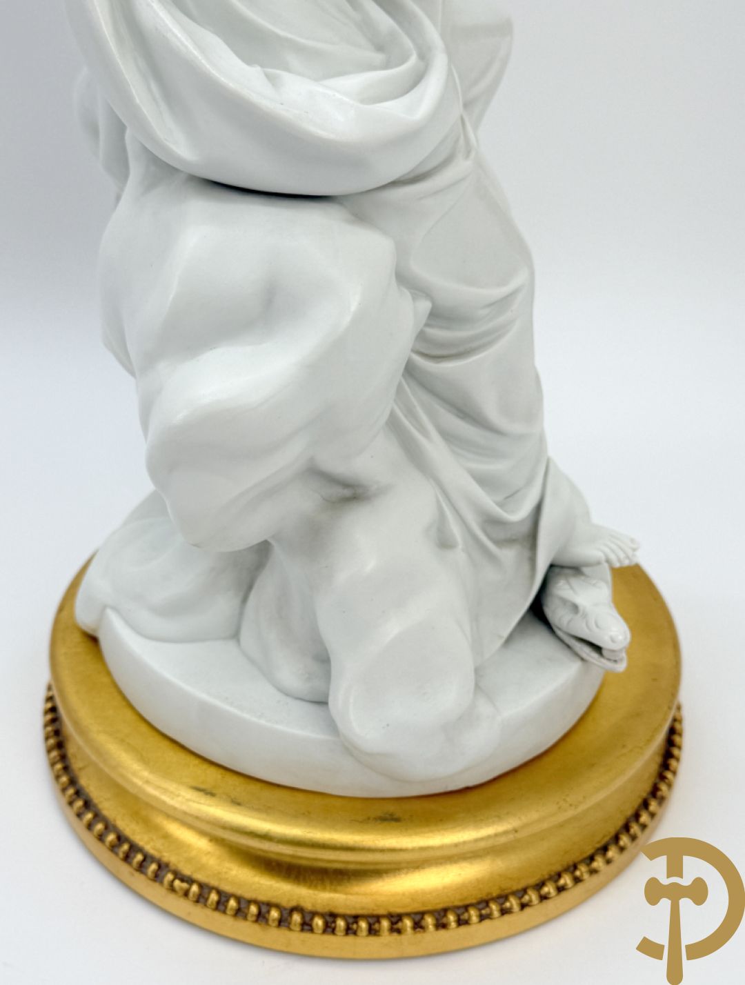 Boizet getekend, witte biscuit van Madonna met kind steunende op slang, gemerkt Sèvres, op vergulde sokkel