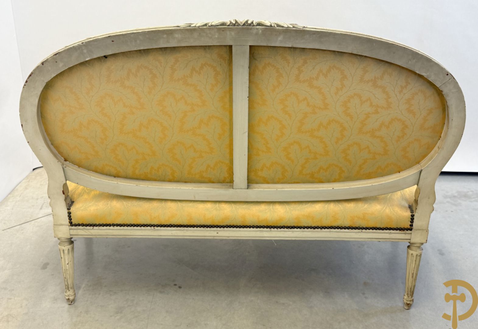 Salonensemble met rocailles, bloemenmotieven en gecanneleerde poten bestaande uit canapé, 2 armzetels en 2 stoelen