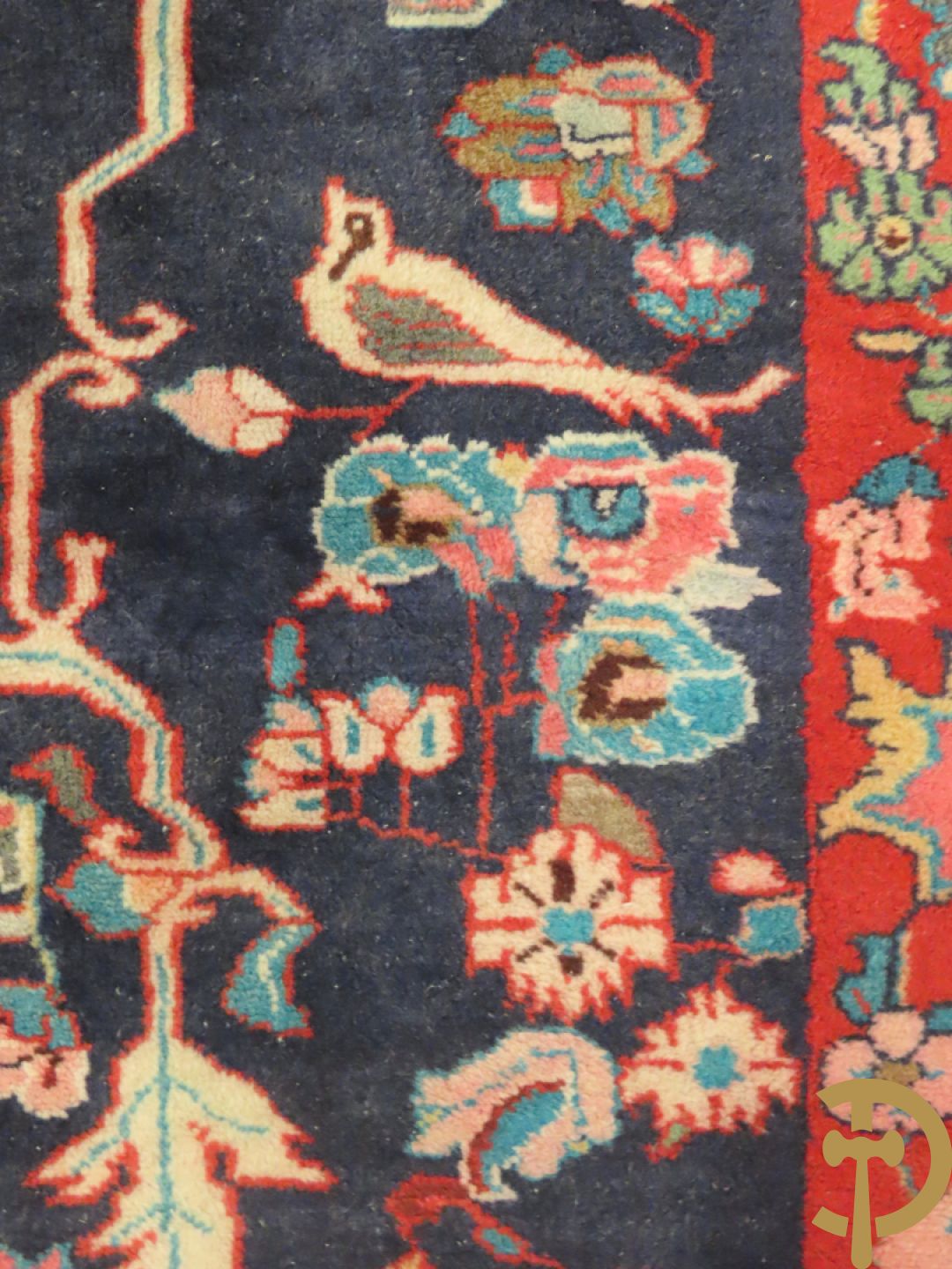 Oosters handgeknoopt tapijt met bloemen en dierenmotieven