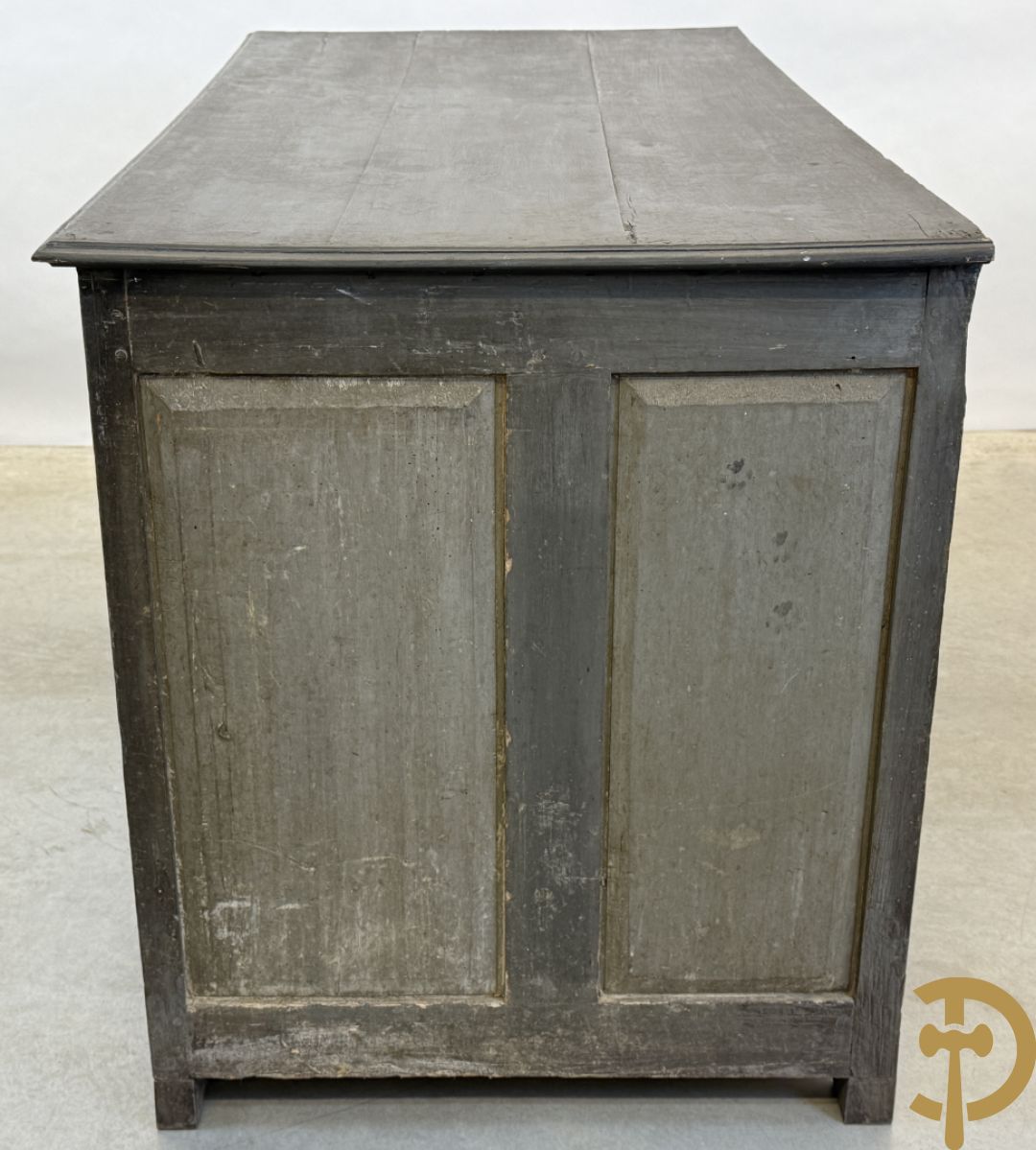 Gepatineerde tweedeursdresse met afgestoken panelen