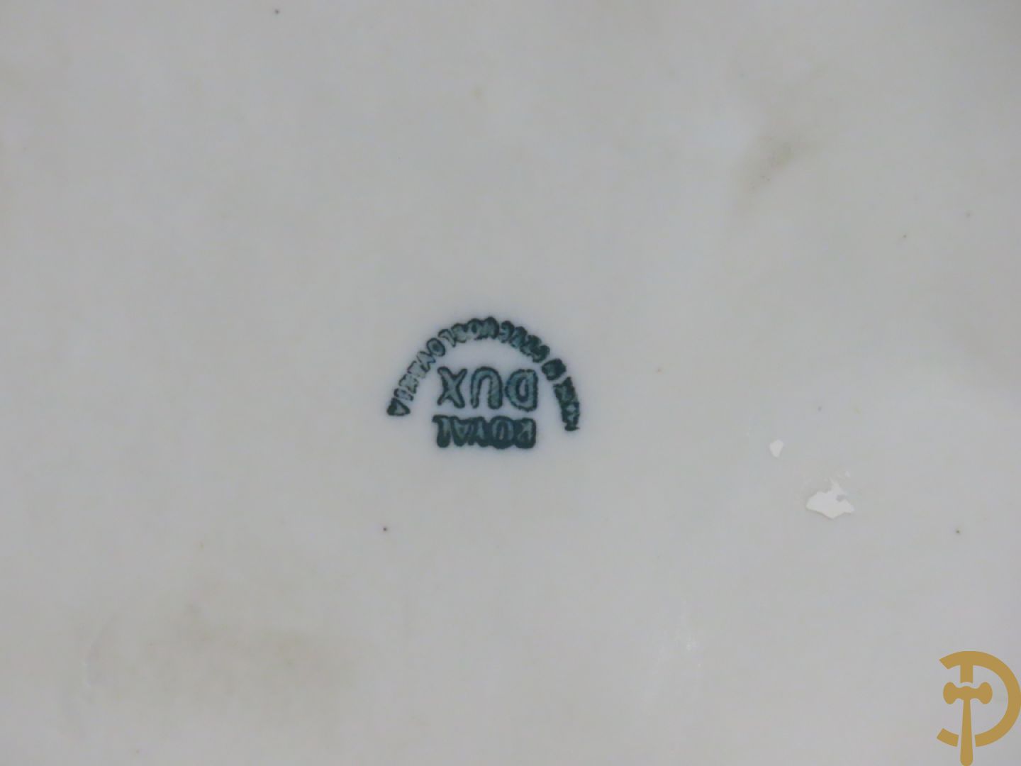 Paar Royal Dux personages van dame en heer bij de waterkraan, onderaan gemerkt en genummerd 10965 en 10563