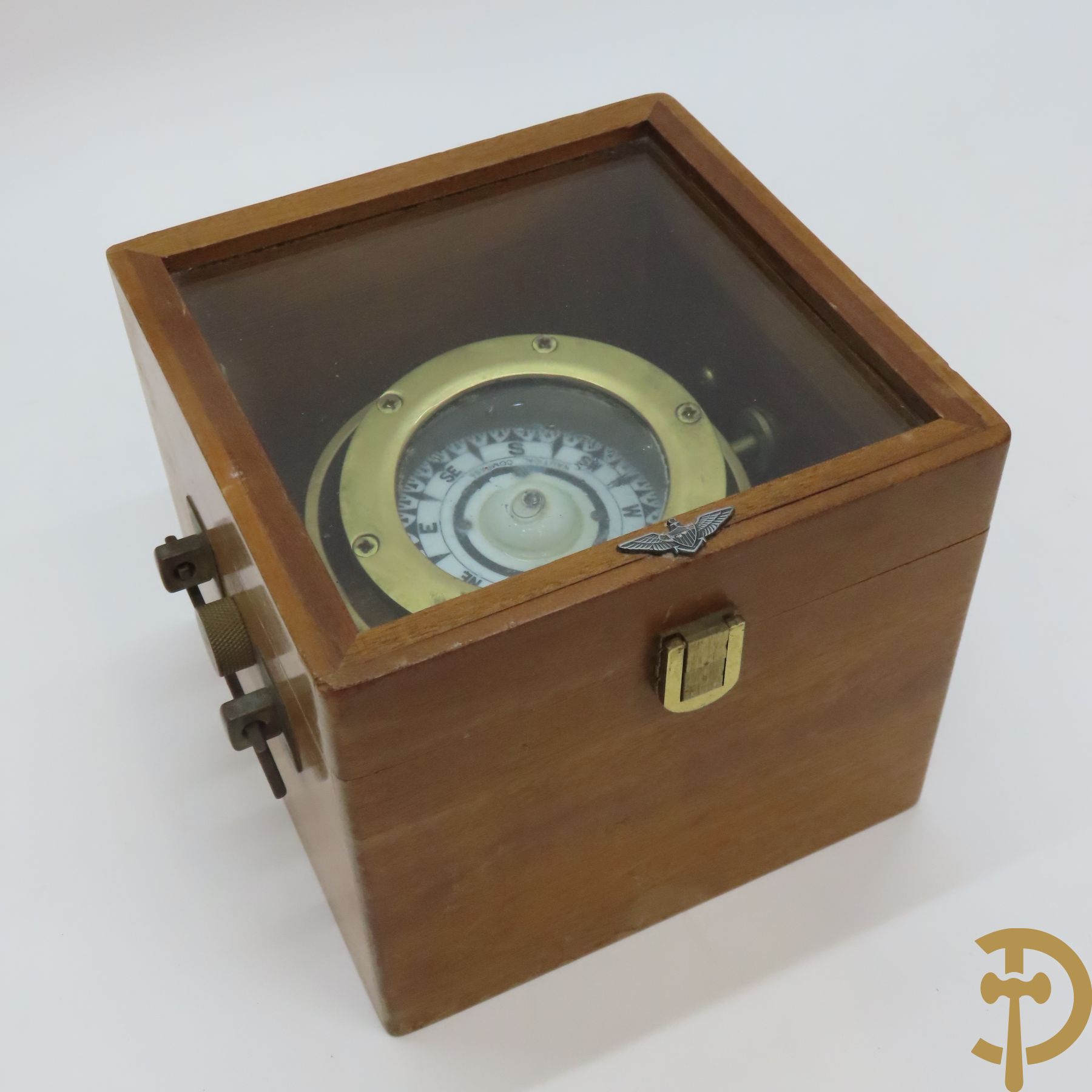 Amerikaans kompas in houten kist