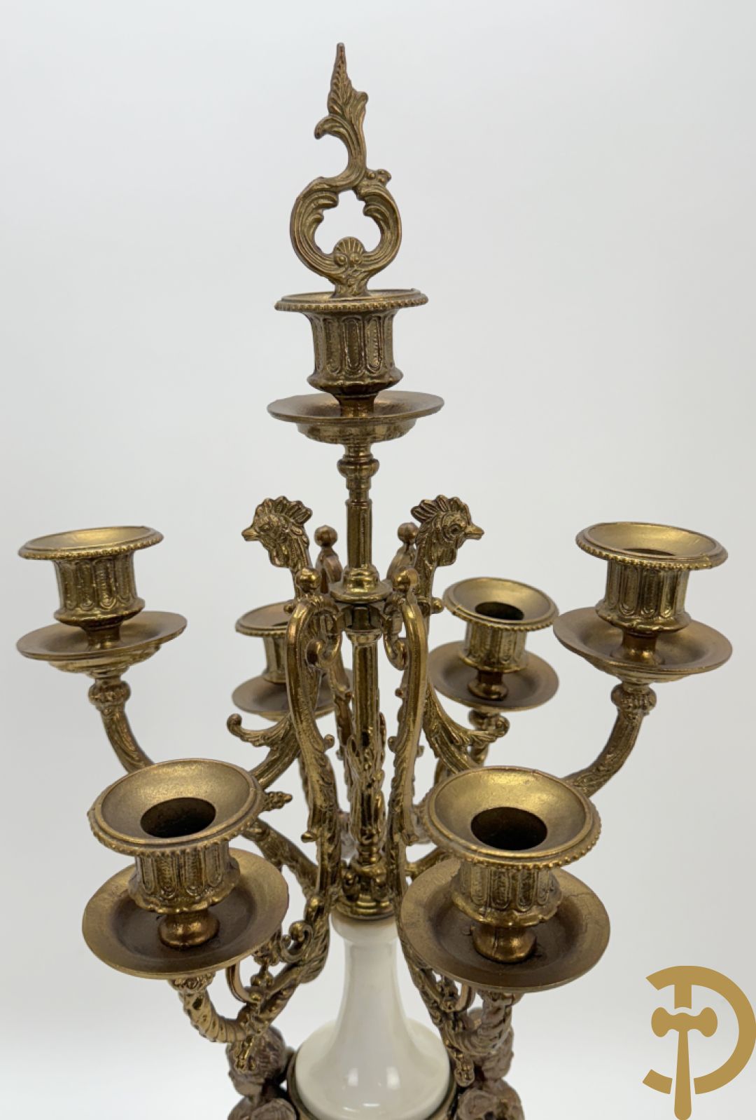 Driedelige koperen garnituur, centraal met harp geflankeerd door paar cupido