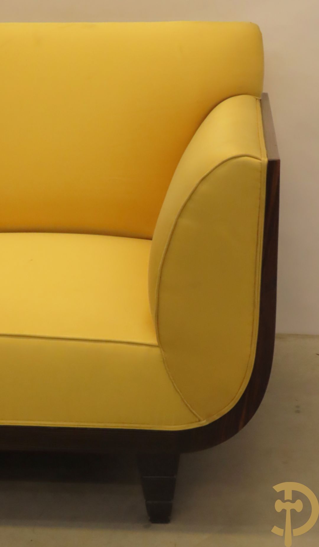 Canapé met gele zijden stof bekleed op palissander chassis, Art deco stijl