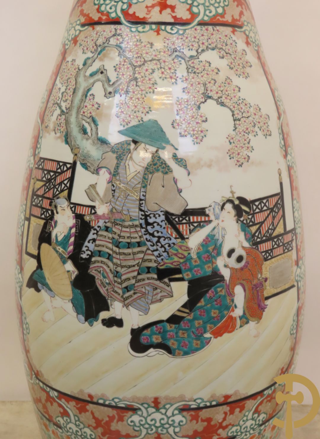 Japanse porseleinen waaiervaas met decor van geisha en krijger, bovenaan met florale motieven