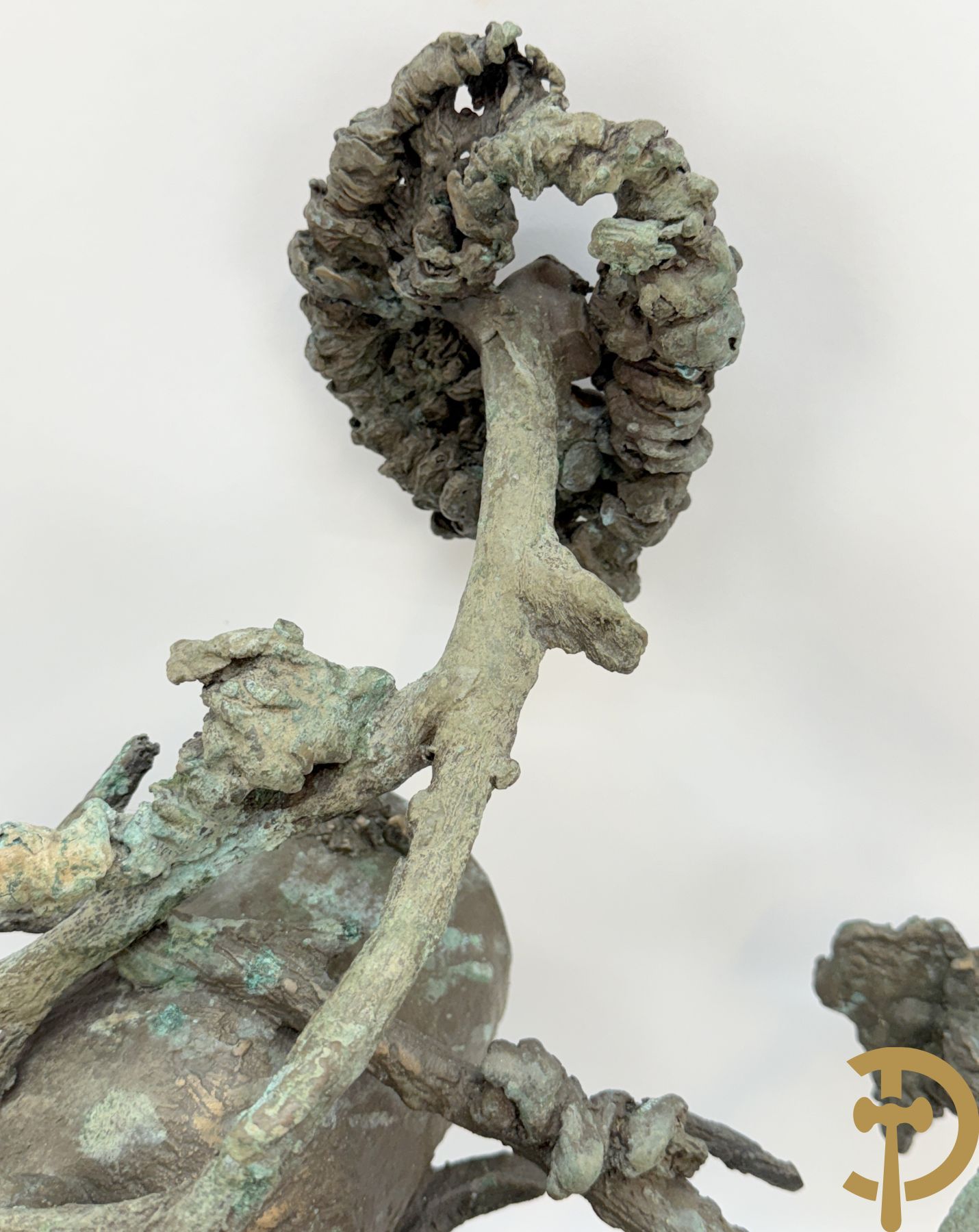 Lampens Mark (van maar ongetekend)  bronzen sculptuur met voet, maskers en fles