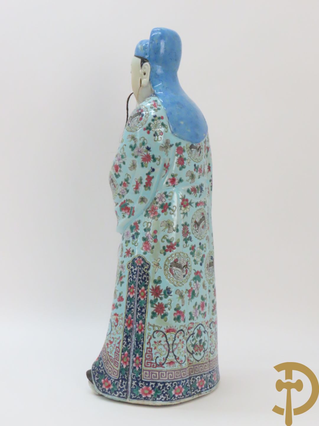 Chinese porseleinen wijsgeer dragende een kind