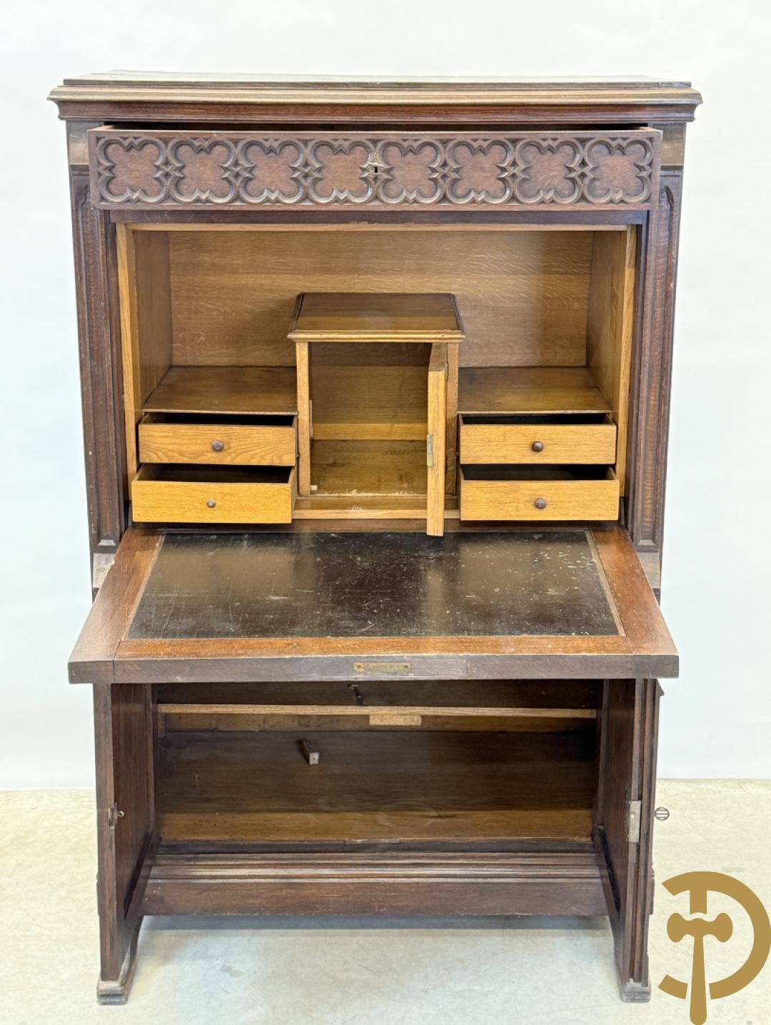 Massief eiken secretaire abattant met lade, klep en 2 deuren, centraal met interieur, Neo Gotisch